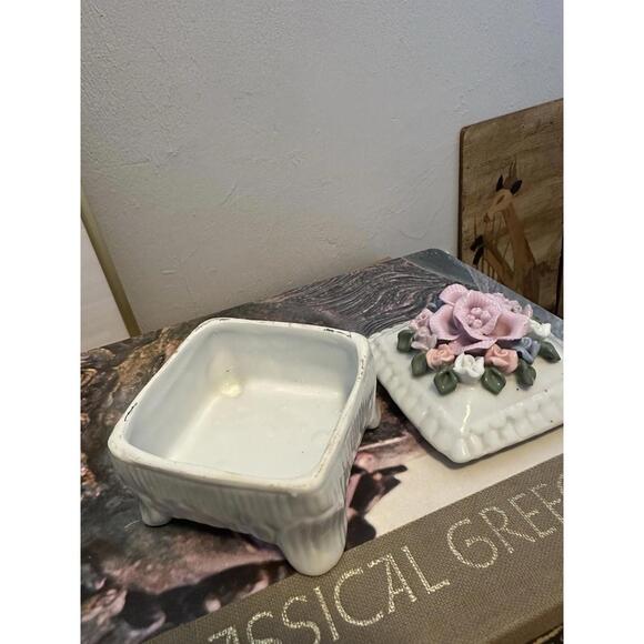 Darling Vintage Floral Porcelain Trinket Box Pastel Colors Cottagecore Decor - Picture 5 of 7